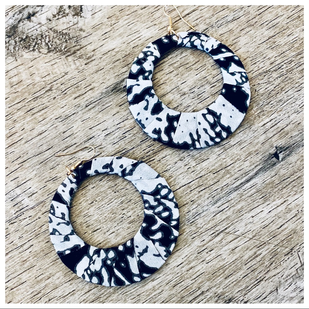 ✨LAST ONES✨Snakeskin hoop chic earrings - Picture 3 of 8